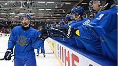 Hokejisté Kazachstánu se radují z gólu v zápase s eskem na MS hrá do 18 let.