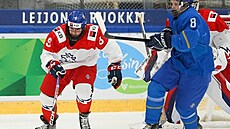 eský hokejista Adam Benák (vlevo) bránný Danilem Dronovem z Kazachstánu.