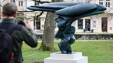 Odhalení sochy Over the Earth (Nad Zemí) svtoznámého sochae Tonyho Cragga v...