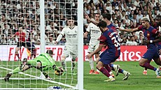 Branká Realu Madrid Andrij Lunin vyráí po zmatcích ve vápn mí na rohový kop.