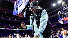 Allen Iverson oslavuje úspch Philadelphia 76ers proti New York Knicks.