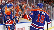 Leon Draisaitl (29) a Zach Hyman slaví gól Edmonton Oilers.