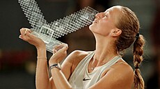 Petra Kvitová v roce 2018 s trofejí pro vítzku turnaje v Madridu