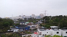 Jihokorejské msto Ulsan, v pozadí betonové kopule skrývající jaderné reaktory...