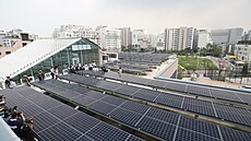 Solární panely na stee jedné ze kol v korejské metropoli Soulu (17. ervna...