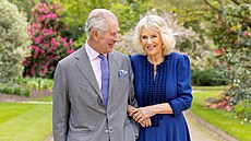 Britský král Karel III. a královna Camilla v zahradách Buckinghamského paláce u...