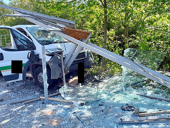 Nehoda malého nákladního vozu v Most. Auto zdemolovalo zastávku. (30. dubna...