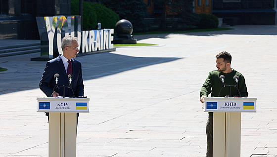 éf NATO Jens Stoltenberg s ukrajinským prezidentem Volodymyrem Zelenským v...