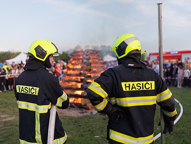 V pražské Ladronce u pálení čarodějnic asistovali hasiči. (30. dubna 2024)