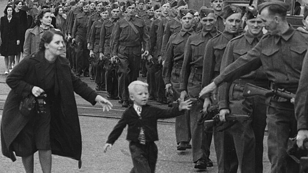Pokej na m, tati! Kanadsk vojk Jack Bernard se lou se svm synem. (1. jna 1940)