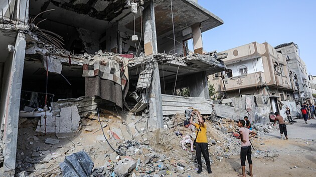 Pohled na zkzu po izraelskch tocch na budovu patc rodin Khatibovch v Rafhu v Gaze. tok zniil budovu rodiny a pokodil okoln domy. (29. dubna 2024)