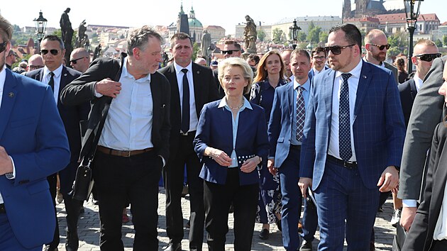 Pedsedkyn Evropsk komise Ursula von der Leyenov se v rmci nvtvy Prahy prola po Karlov most. (30. dubna 2024)