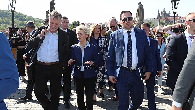Pedsedkyn Evropsk komise Ursula von der Leyenov se v rmci nvtvy Prahy prola po Karlov most. (30. dubna 2024)