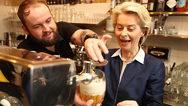 Pedsedkyn Evropsk komise Ursula von der Leyenov si v rmci nvtvy Prahy vyzkouela epovn piva ve Vepu U Rark. (30. dubna 2024)