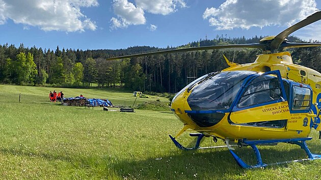 Zrannho paraglidistu transportoval vrtulnk do eskobudjovick nemocnice.