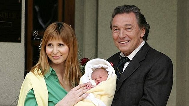 Zpěv&aacute;k Karel Gott si odvezl domů z &Uacute;stavu pro p&eacute;či o matku a d&iacute;tě v pražsk&eacute;m Podol&iacute; svou dceru Charlotte Ellu a jej&iacute; maminku Ivanu Mach&aacute;čkovou. (2006)