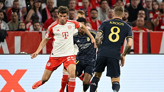 Thomas Müller z Bayernu Mnichov se snaí vymyslet nápaditou pihrávku v utkání...