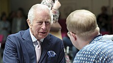 Král Karel III. bhem setkání s onkologickými pacienty (Londýn, 30. dubna 2024)