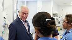 Král Karel III. na návtv onkologické nemocnice (Londýn, 30. dubna 2024)