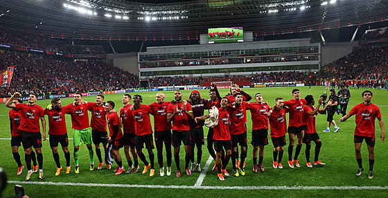 Fotbalisté Leverkusenu po postupu do finále Evropské ligy.