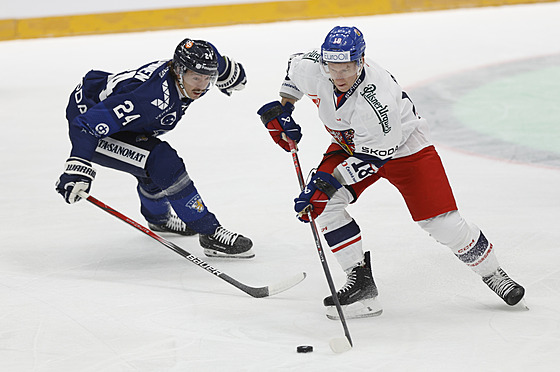 Ondej Palát vyváí puk bhem zápasu s Finskem na eských hokejových hrách.