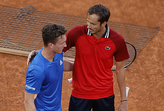 Ruský tenista Daniil Medvedv (vpravo) oznamuje Jiímu Lehekovi, e kvli...