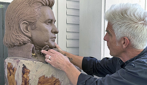 Umlec Kevin Kresse pracuje na hlinné bust Johnnyho Cashe. (23. dubna 2024)