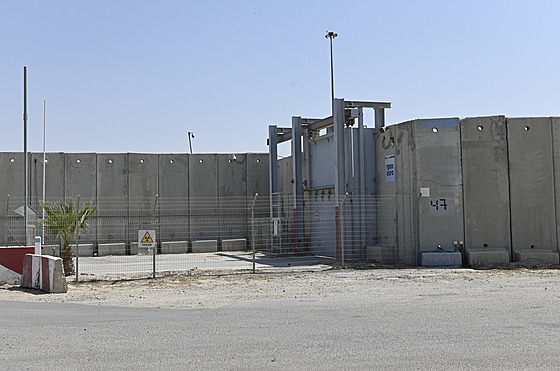Bezpenostní brána pechodu Kerem alom, který je urený pro humanitární pomoc...