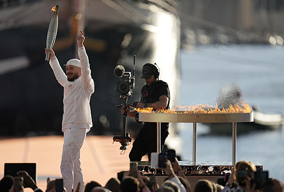 Francouzský rapper Jul zapálil olympijský ohe v Marseille.