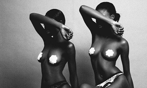 Snímek nigerijského fotografa Lakina Ogunbanwa na výstav Prsa v Itálii