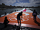 Slavnostn vyzdobené molo v pístavu v Marseille, kde po dvanáctidenní plavb z...