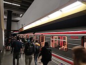 Situace ve stanici praského metra Smíchovské nádraí poté, co byl zastaven...