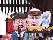 Putin a Si. Vdci Ruska a íny si rozumjí. Jejich figuríny projídjí Kolínem...