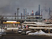 Nad ropnou rafinerií v Rjazani, kterou zasáhl poár, stoupá dým. (13. bezna...