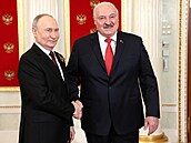Tradiní vojenské pehlídky v Moskv se zúastnil i bloruský prezident...
