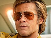 V Tenkrát v Hollywoodu hraje kaskadéra Brad Pitt.