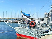 Talinský pístav s estonskou vlajkou