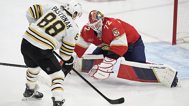 David Pastrňák z Bostonu.před brankou Floridy.. Sergej Bobrovskij jeho šanci zmařil.