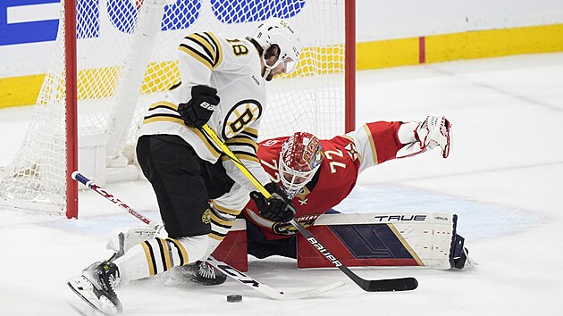 Pavel Zacha z Bostonu v šanci před brankou Floridy. Zasahuje gólman Sergej Bobrovskij.