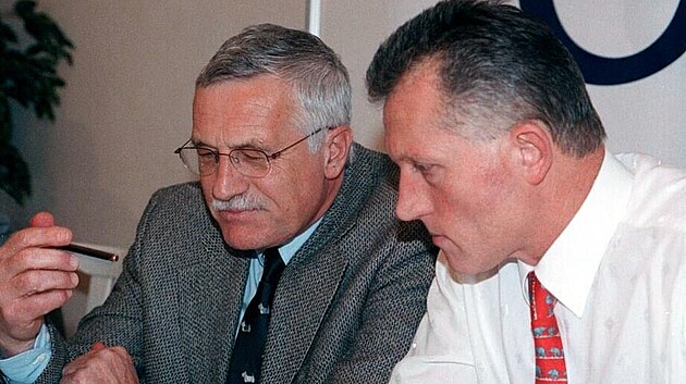 Miroslav Macek (vpravo) a Vclav Klaus na snmku z roku 1997