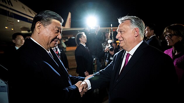 Maarský premiér Viktor Orbán vítá ínského prezidenta Si in-pchinga na...