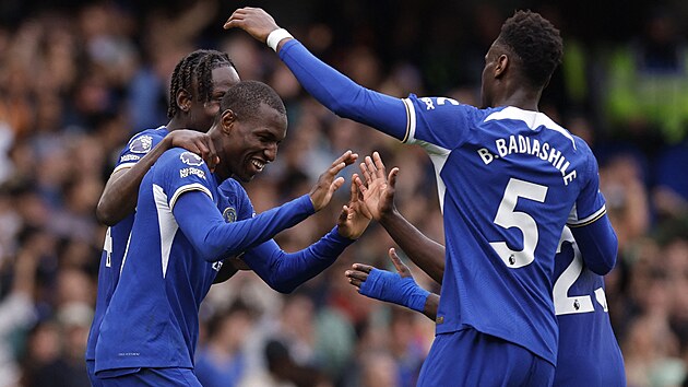 Fotbalisté Chelsea oslavují gól Nicolase Jacksona (druhý zleva).