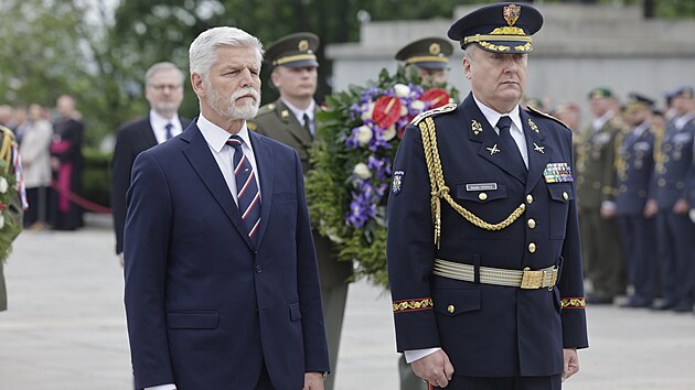 Prezident Petr Pavel při vzpomínkové akci k uctění památky druhé světové války na pražském Vítkově. (8. května 2024)