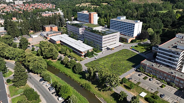Tak by měla vypadat nová porodnice ve zlínské nemocnici. Bude stát místo současných budov 16 a 17, kde jsou lůžka dlouhodobě nemocných. (květen 2024)
