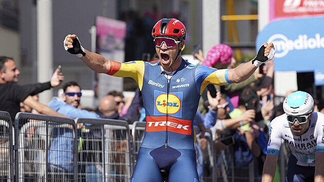Jonathan Milan se raduje z triumfu ve tvrt etap Gira dItalia.
