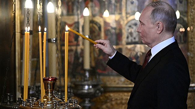 Rusk dikttor Vladimir Putin se na inauguraci popt chopil funkce prezidenta. Pot navtvil pravoslavn chrm. (7. kvtna 2024)