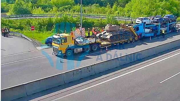 Sloky IZS zasahuj u dopravn nehody na dlnici D1 na 376,5 km smrem na Polsko. (4. kvtna 2024)