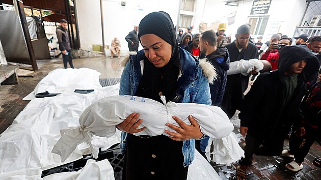 Palestinská ena drí své mrtvé dít. (6. kvtna 2024)