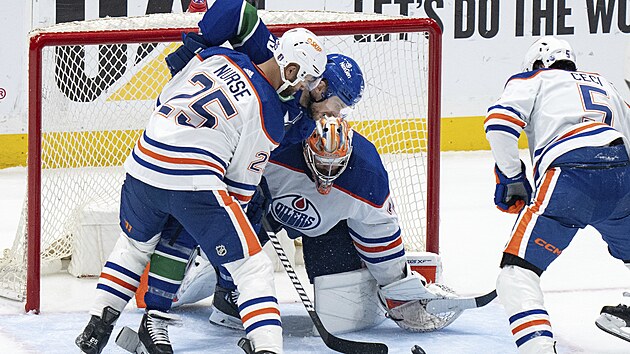 Edmontonský brankář Stuart Skinner čelí ve spolupráci s Darnellem Nursem šanci Teddyho Bluegera z Vancouveru.