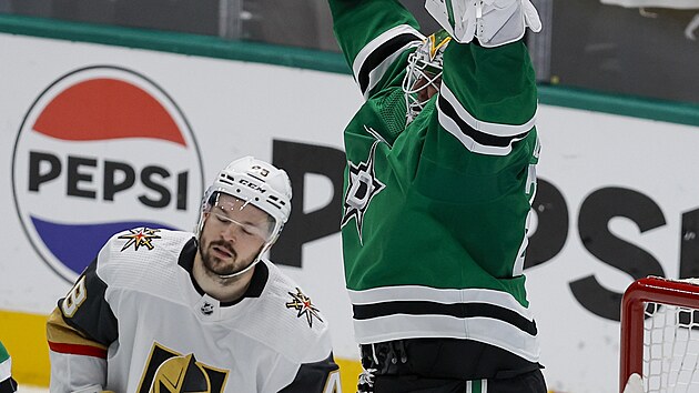 Zatímco Tomáš Hertl z Vegas vstřebává zklamání, brankář Jake Oettinger z Dallasu se raduje z postupu do 2. kola play off.